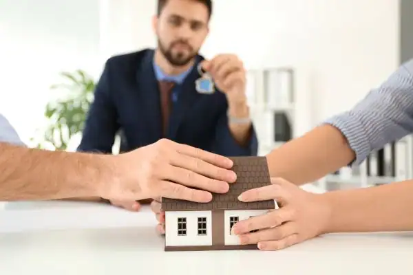 Couple arguing over property in divorce mediation Essex